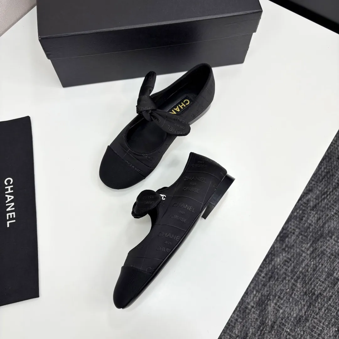 👟👟Ex-factory price 600👟👟 CHANEL Chanel Little Fragrance Style 2025C Early spring Milan catwalk style super hot bow Mary Jane shoes, bunny ear shoes, Xiaoxiang C’s super sexy pair of flat shoes, they are very good when worn alone with small socks. The most beautiful Mary Jane shoes of the year are paired with playful bows, the cuteness and playfulness are just right, and she has the feeling of being a wealthy daughter. Upper: Original logo cloth Inner foot pad: Sheepskin Sole: Italian genuine leather sole